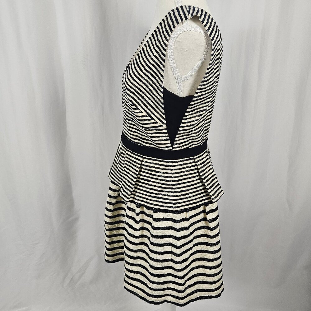 BCBGMAXAZRIA - Size: 10 - Dress photo 4