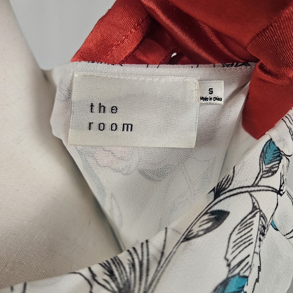 The Room White and Blue Floral Blouse Size Small photo 6