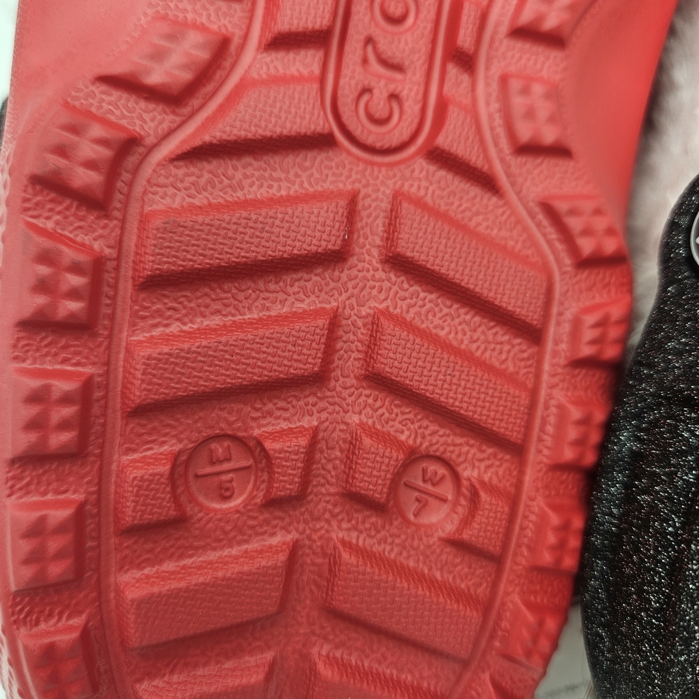 Crocs Women's Santa Red and Black Fuzzy Clogs Size 7 photo 5