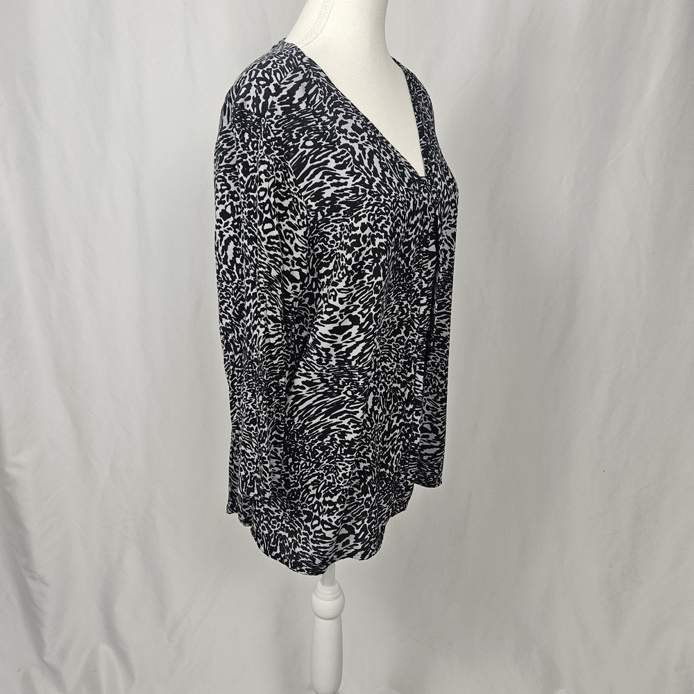 Dana Buchman Women's Black and White Animal Print Top Size XL photo 4