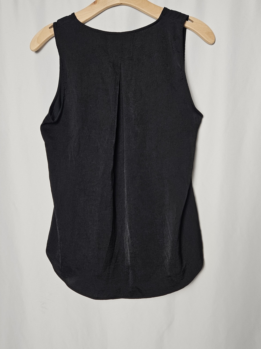 Banana Republic Black V-Neck Sleeveless Tank Top photo 4
