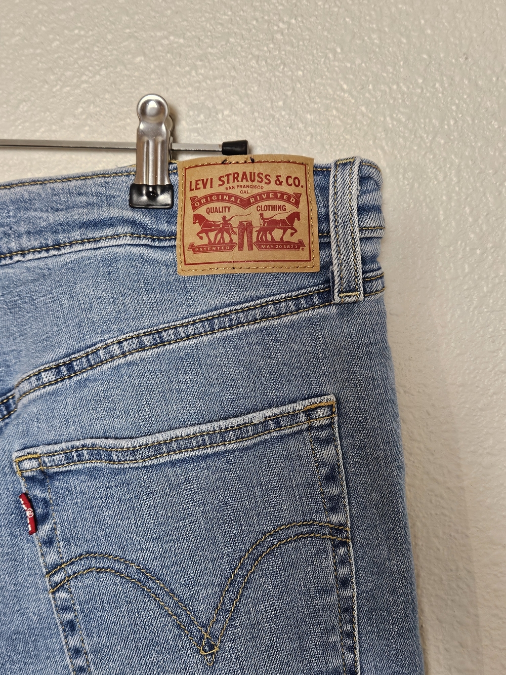 Levi's Light Wash Distressed Ribcage Straight Ankle Jeans Size 31 photo 4