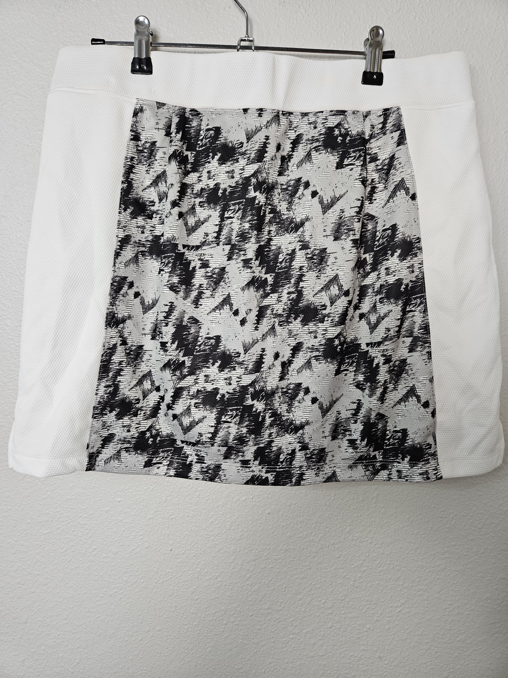 Izod White Skort with Black Abstract Front and Orange Trim Size Large photo 3