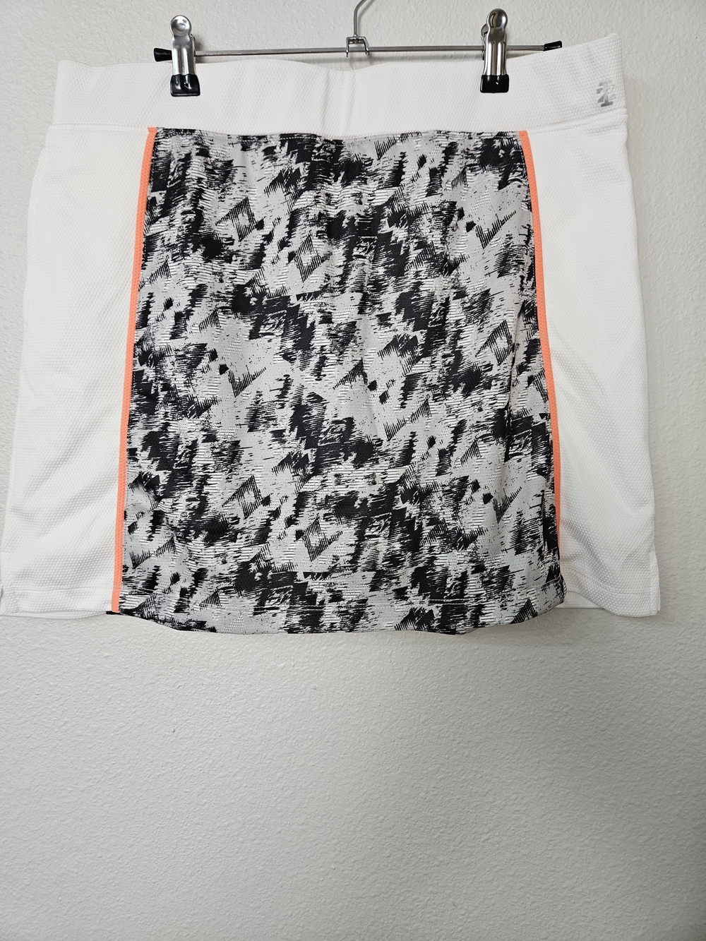 Izod White Skort with Black Abstract Front and Orange Trim Size Large