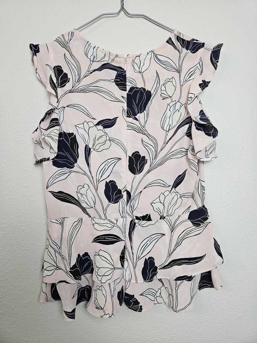 Banana Republic Pink Floral Ruffle-Hem Top Size 6 photo 3