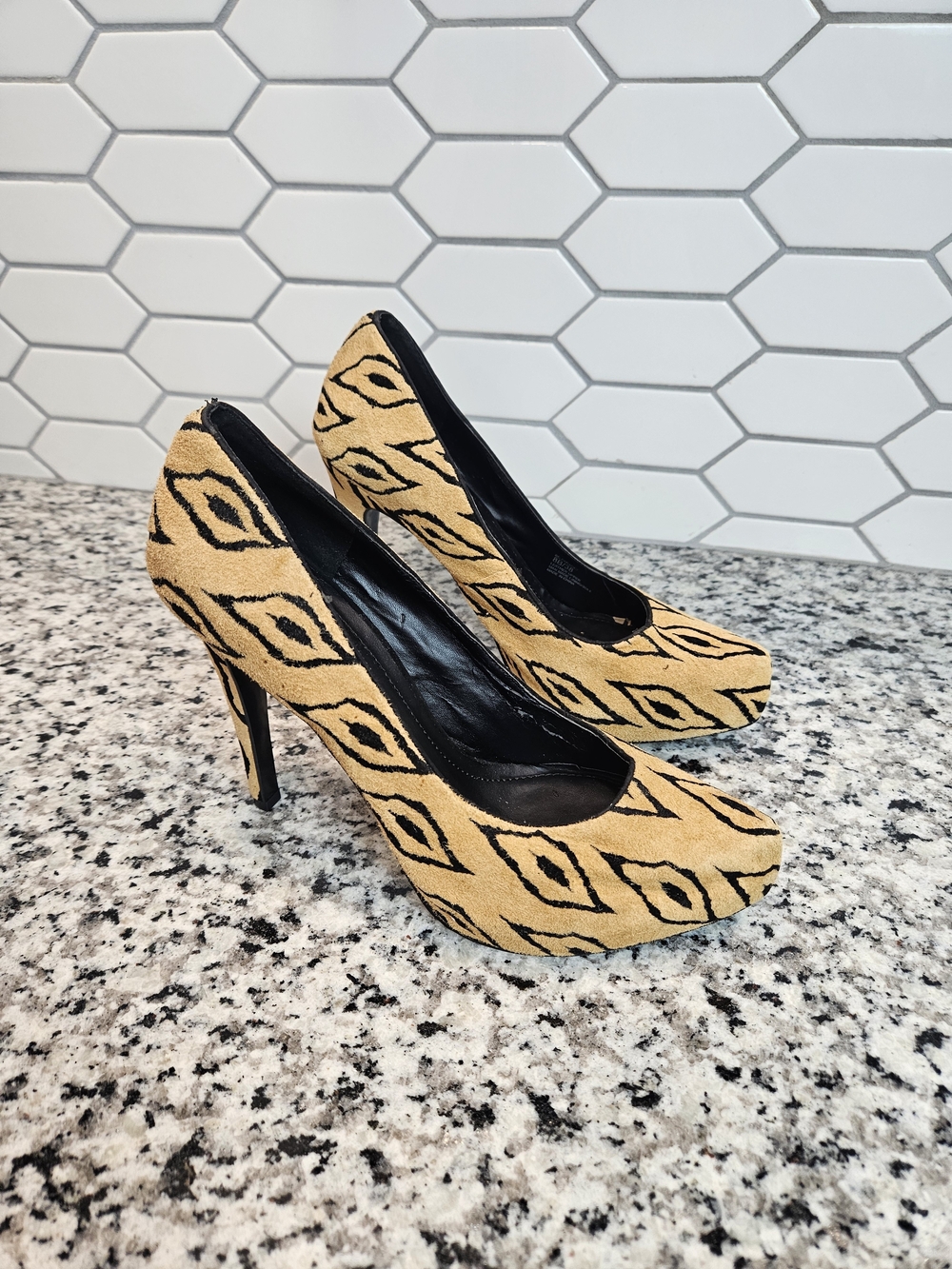 BCBGeneration Faux Calf Hair Geometric Eye Patterned Platform Pumps Y2K Size 8
