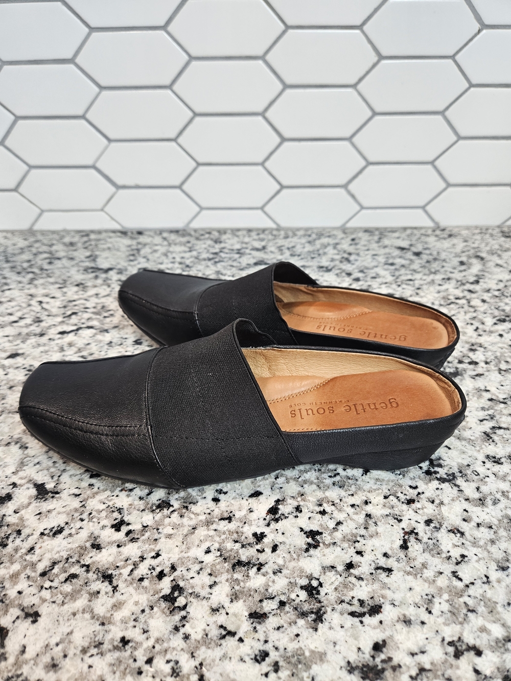Gentle Souls by Kenneth Cole Women's Black Slip-On Mules Clogs Size 7.5 photo 4