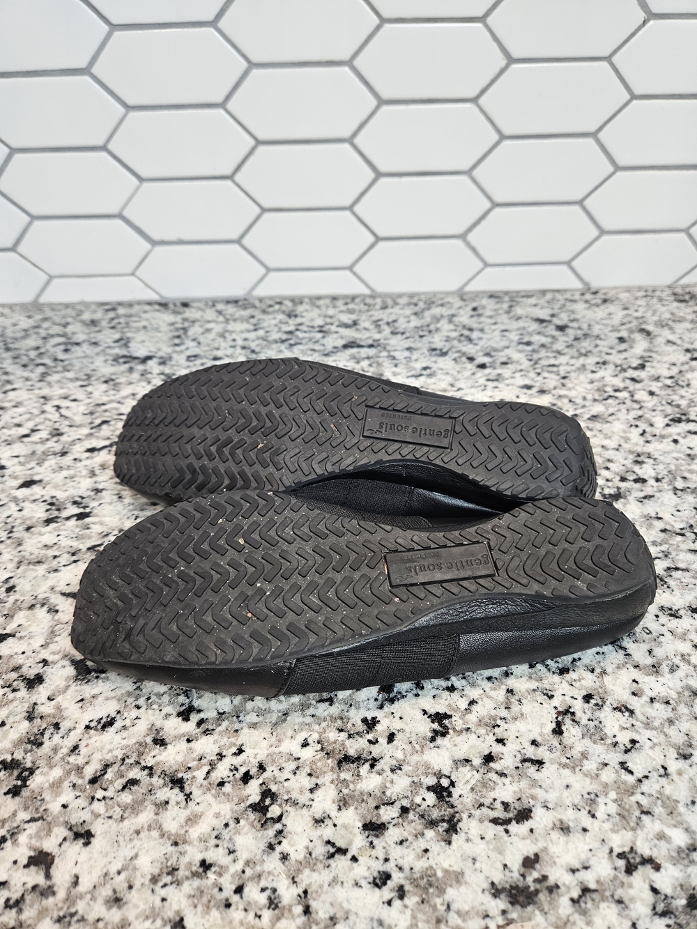 Gentle Souls by Kenneth Cole Women's Black Slip-On Mules Clogs Size 7.5 photo 6