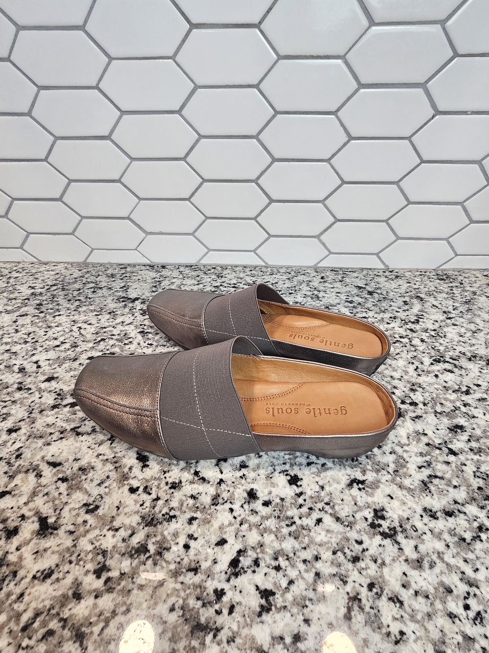 Gentle Souls by Kenneth Cole Women's Metallic Gray Slip-On Mules Size 7.5 photo 3