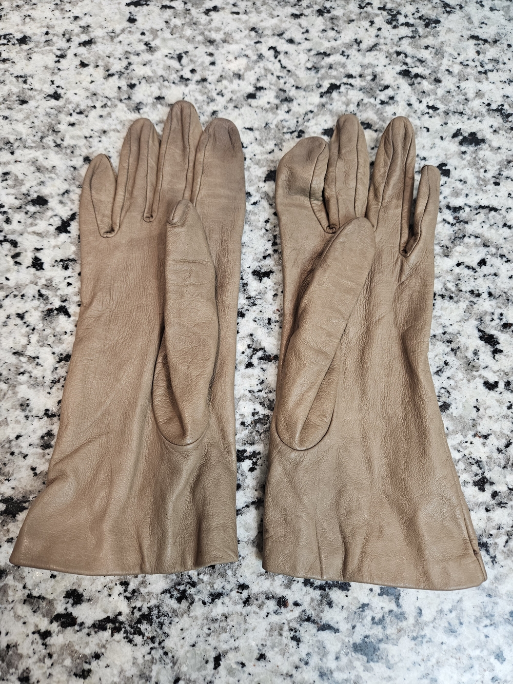 Classic Women's Leather Gloves in Taupe