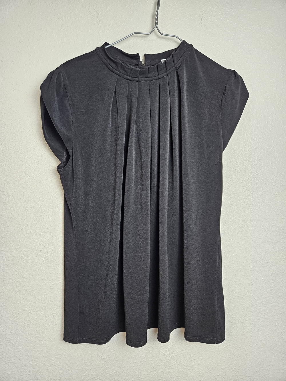 Elle Black Pleated Mock-Neck Cap-Sleeve Blouse Medium